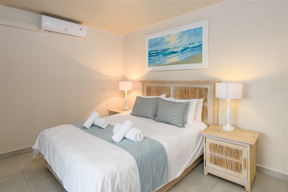 Villa 2409: Bedroom 2 with queen bed